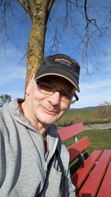 <span>Peter, 57</span>&nbsp;<span style='width: 25px; height: 16px; float: right; background-image: url(/bitmaps/flags_small/CH.PNG)'>&nbsp;</span><br><span>Zürich, Szwajcaria</span>&nbsp;<input type='button' class='joinbtn' style='float: right' value='JOIN NOW' />