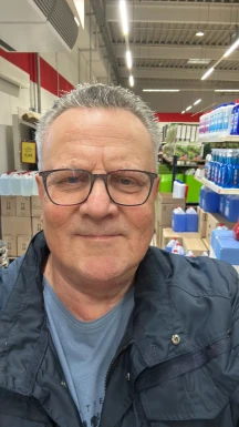 <span>Jörg, 69</span>&nbsp;<span style='width: 25px; height: 16px; float: right; background-image: url(/bitmaps/flags_small/DE.PNG)'>&nbsp;</span><br><span>Hochstadt A, Deutschland</span>&nbsp;<input type='button' class='joinbtn' style='float: right' value='JOIN NOW' />